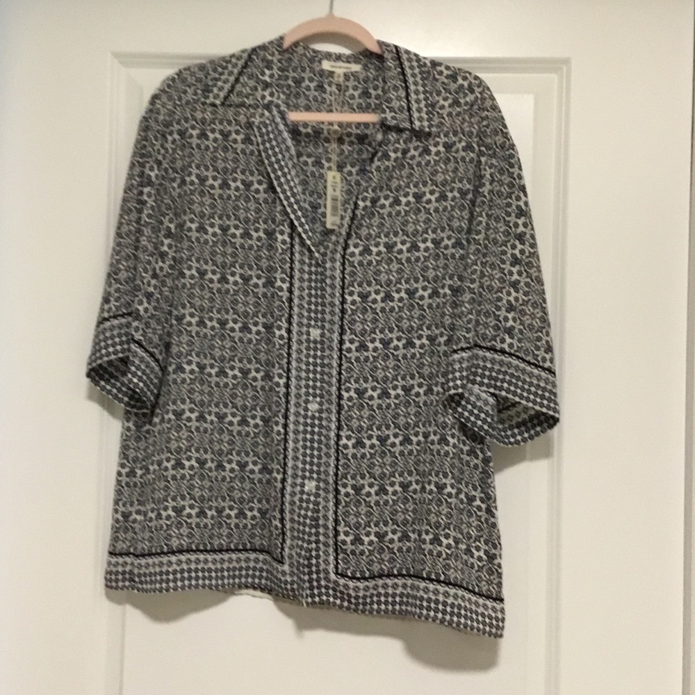 Perfect spring or summer Max Studio blouse